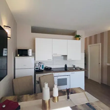 Luxury Fronte Piscina Mareverde A&v * אדחה